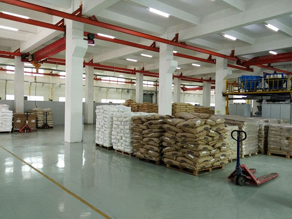 雄聚倉庫一角
